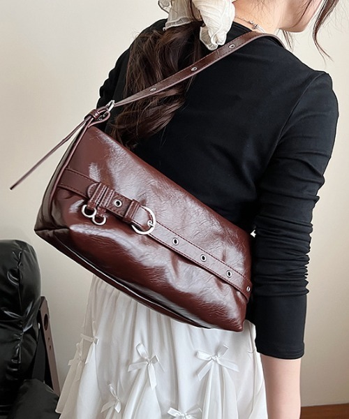 Vipoa(ヴィポア)の「belt shoulder bag(ショルダーバッグ・レディース・ブラック/ホワイト/レッド/ブラウン・FREE)」の3枚目の写真