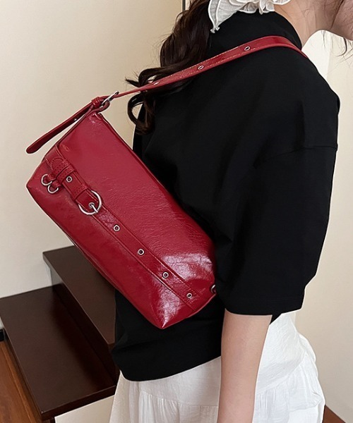 Vipoa(ヴィポア)の「belt shoulder bag(ショルダーバッグ・レディース・ブラック/ホワイト/レッド/ブラウン・FREE)」の4枚目の写真