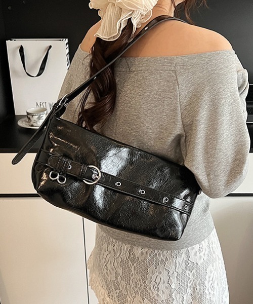 Vipoa(ヴィポア)の「belt shoulder bag(ショルダーバッグ・レディース・ブラック/ホワイト/レッド/ブラウン・FREE)」の2枚目の写真