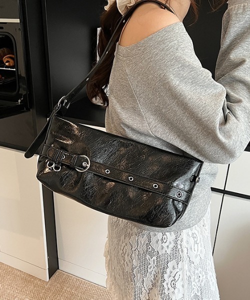 Vipoa(ヴィポア)の「belt shoulder bag(ショルダーバッグ・レディース・ブラック/ホワイト/レッド/ブラウン・FREE)」の5枚目の写真