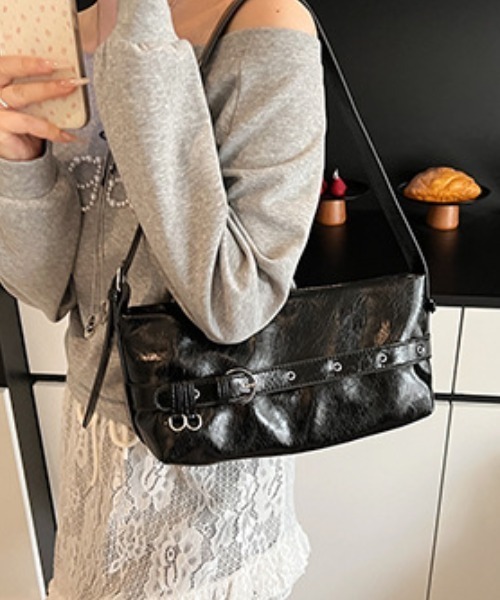 Vipoa(ヴィポア)の「belt shoulder bag(ショルダーバッグ・レディース・ブラック/ホワイト/レッド/ブラウン・FREE)」の6枚目の写真