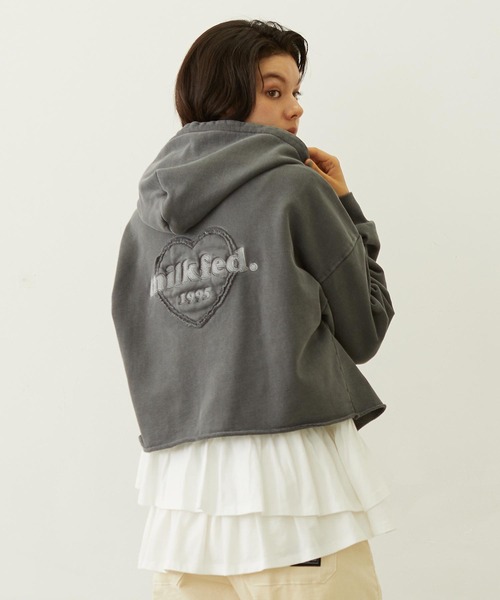 MILKFED.(ミルクフェド)の「HEART MOTIF FADED CROPPED ZIP UP HOODIE(パーカー・レディース・ブラック/ブラウン/ネイビー・ONE SIZE)」の1枚目の写真