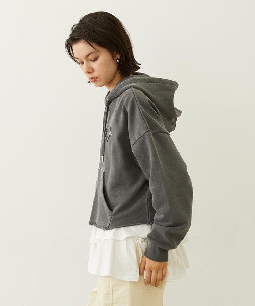 MILKFED.(ミルクフェド)の「HEART MOTIF FADED CROPPED ZIP UP HOODIE(パーカー・レディース・ブラック/ブラウン/ネイビー・ONE SIZE)」の4枚目の写真