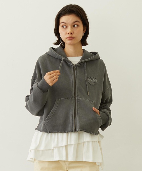 MILKFED.(ミルクフェド)の「HEART MOTIF FADED CROPPED ZIP UP HOODIE(パーカー・レディース・ブラック/ブラウン/ネイビー・ONE SIZE)」の5枚目の写真