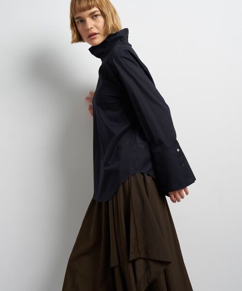 LANVIN en Bleu（ランバンオンブルー）の「スタンドカラープルオーバーブラウス（シャツ/ブラウス・レディース・ネイビー/ブルー/オフホワイト・38）」の2枚目の写真