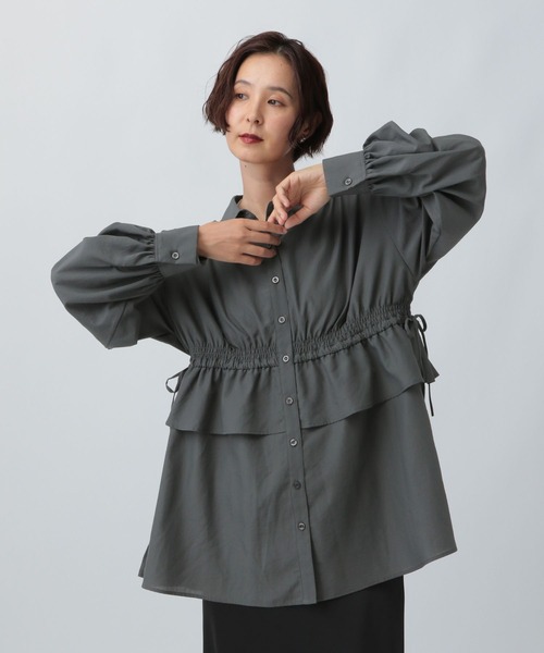 LEPSIM（レプシィム）の「ウエストフリルシャーリングブラウス　581672（シャツ/ブラウス・レディース・ストライプ/ベージュ/チャコールグレー/オフホワイト・FREE）」の2枚目の写真