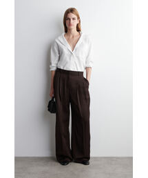 COS（コス）の「リラックス フルイドワイドレッグパンツ（スラックス）」