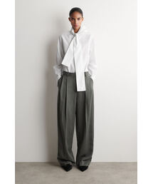 COS（コス）の「リラックス フルイドワイドレッグパンツ（スラックス）」