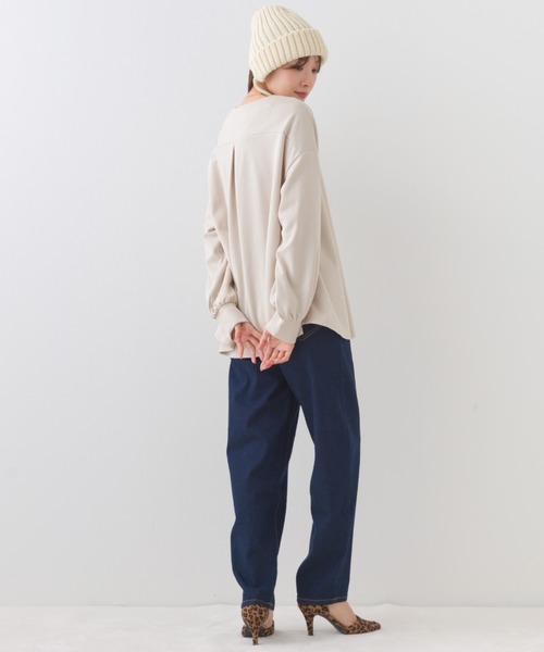 OMNES(オムネス)の「ダンボールニットボリューム袖ドロップショルダープルオーバー長袖(Tシャツ/カットソー・レディース・ブラック/グレイッシュベージュ・FREE)」の18枚目の写真
