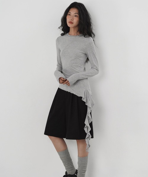 EIGHTHMONTH（エイスマンス）の「アシンメトリーフリルトップス EM25a069【EIGHTHMONTH】（Tシャツ/カットソー・レディース・グレー/ブラック・M/S）」の2枚目の写真