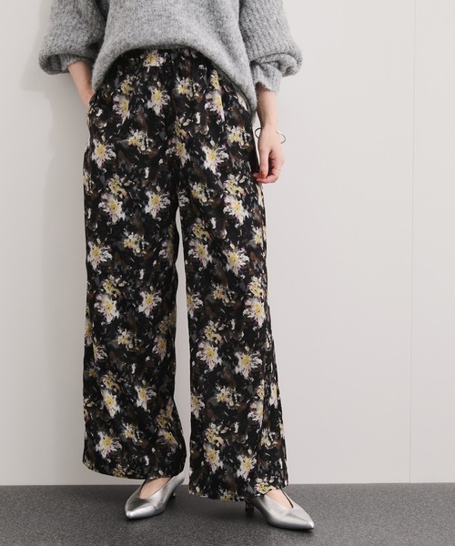 le cercle ADAM ET ROPE'(ルセルクルアダムエロペ)の「ニュアンスフラワープリントワイドパンツ(その他パンツ・レディース・パープル系/ブラック系・FREE)」の2枚目の写真