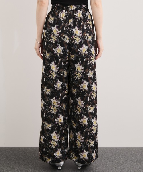 le cercle ADAM ET ROPE'(ルセルクルアダムエロペ)の「ニュアンスフラワープリントワイドパンツ(その他パンツ・レディース・パープル系/ブラック系・FREE)」の9枚目の写真
