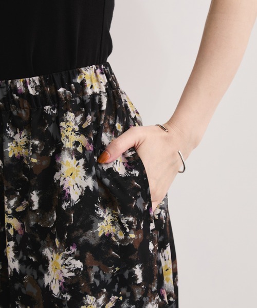 le cercle ADAM ET ROPE'(ルセルクルアダムエロペ)の「ニュアンスフラワープリントワイドパンツ(その他パンツ・レディース・パープル系/ブラック系・FREE)」の11枚目の写真