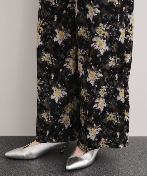 le cercle ADAM ET ROPE'(ルセルクルアダムエロペ)の「ニュアンスフラワープリントワイドパンツ(その他パンツ・レディース・パープル系/ブラック系・FREE)」の12枚目の写真