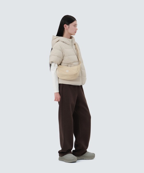 Snow Peak(スノーピーク)の「Snow Peak / Corduroy Small Hobo Bag コーデュロイ スモール ホーボーバッグ 海外限定(ショルダーバッグ・レディース・ライトベージュ/ブラウン/グリーン・ONE SIZE)」の4枚目の写真
