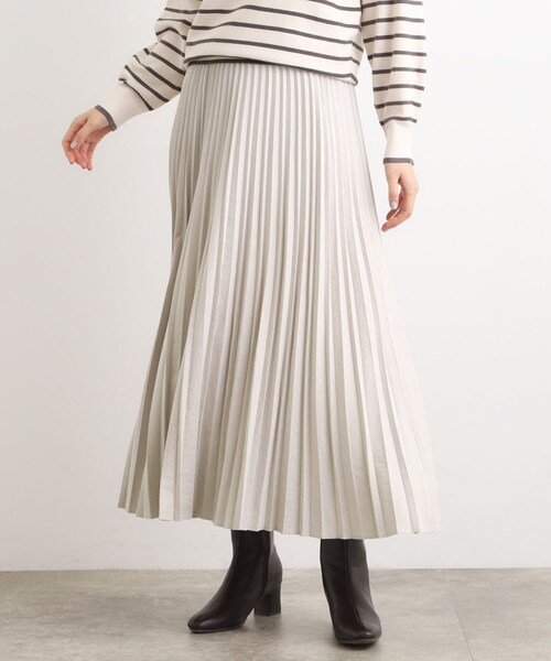 すっきり見えて、やさしく揺れる。大人のスエードライクプリーツ