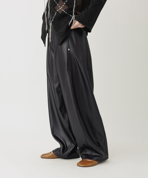 ADAM ET ROPE'(アダムエロペ)の「グロスボンディングコクーンパンツ(その他パンツ・レディース・ブラック/ライトグリーン・36/38)」の2枚目の写真