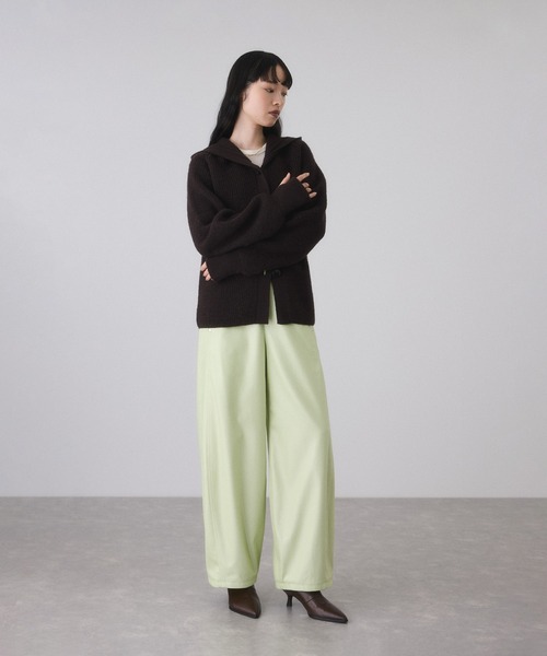 ADAM ET ROPE'(アダムエロペ)の「グロスボンディングコクーンパンツ(その他パンツ・レディース・ブラック/ライトグリーン・36/38)」の4枚目の写真