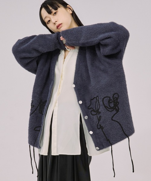 Ezick(エジック)の「flower rope knit ロープ刺繍シャギーニットカーディガン(カーディガン/ボレロ・レディース・ネイビー/スモークピンク・FREE)」の5枚目の写真
