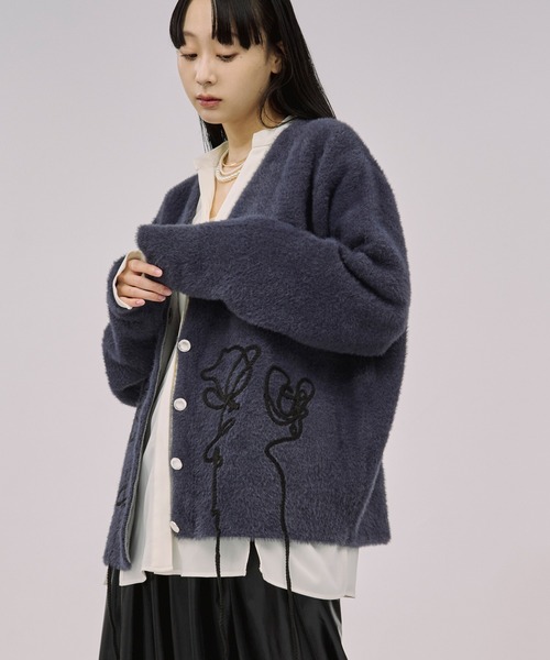 Ezick(エジック)の「flower rope knit ロープ刺繍シャギーニットカーディガン(カーディガン/ボレロ・レディース・ネイビー/スモークピンク・FREE)」の4枚目の写真