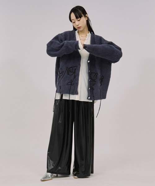 Ezick(エジック)の「flower rope knit ロープ刺繍シャギーニットカーディガン(カーディガン/ボレロ・レディース・ネイビー/スモークピンク・FREE)」の15枚目の写真