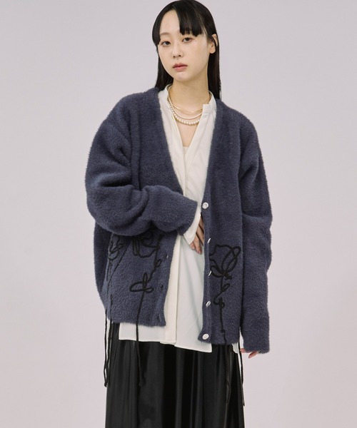 Ezick(エジック)の「flower rope knit ロープ刺繍シャギーニットカーディガン(カーディガン/ボレロ・レディース・ネイビー/スモークピンク・FREE)」の6枚目の写真