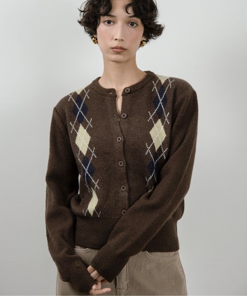 lawgy（ラウジー）の「argyle pattern simple cardigan / アーガイルパターンシンプルカーディガン（カーディガン/ボレロ・レディース・ブラウン/チャコール/グレー・FREE）」の3枚目の写真