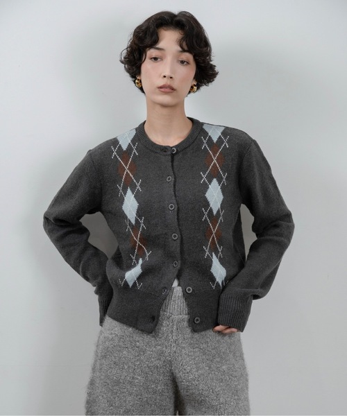 lawgy（ラウジー）の「argyle pattern simple cardigan / アーガイルパターンシンプルカーディガン（カーディガン/ボレロ・レディース・ブラウン/チャコール/グレー・FREE）」の2枚目の写真