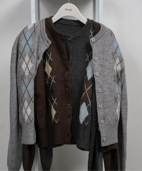 lawgy（ラウジー）の「argyle pattern simple cardigan / アーガイルパターンシンプルカーディガン（カーディガン/ボレロ・レディース・ブラウン/チャコール/グレー・FREE）」の4枚目の写真