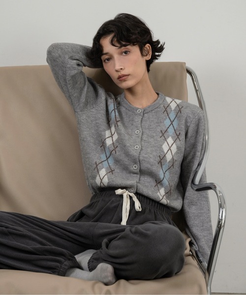 lawgy（ラウジー）の「argyle pattern simple cardigan / アーガイルパターンシンプルカーディガン（カーディガン/ボレロ・レディース・ブラウン/チャコール/グレー・FREE）」の5枚目の写真