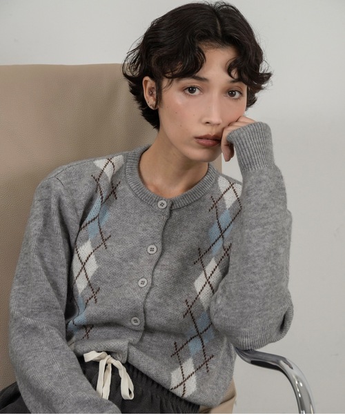 lawgy（ラウジー）の「argyle pattern simple cardigan / アーガイルパターンシンプルカーディガン（カーディガン/ボレロ・レディース・ブラウン/チャコール/グレー・FREE）」の6枚目の写真