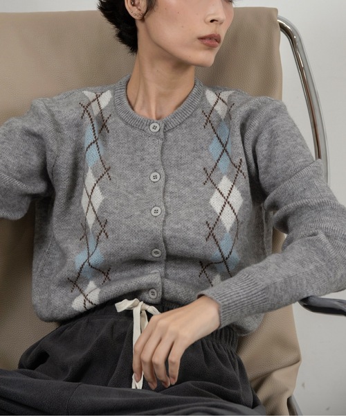 lawgy（ラウジー）の「argyle pattern simple cardigan / アーガイルパターンシンプルカーディガン（カーディガン/ボレロ・レディース・ブラウン/チャコール/グレー・FREE）」の7枚目の写真