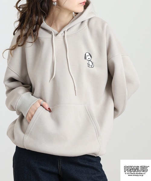 PEANUTS(ピーナッツ)の「PEANUTS スヌーピー柄裏起毛プルパーカー(パーカー・レディース・オフホワイト/グレイッシュベージュ/ブラック・M/L/LL/3L/4L/S)」の19枚目の写真