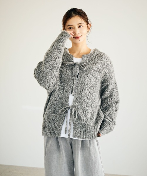 studio CLIP（スタディオクリップ）の「5ゲージダブルフロントブークレリボンニットカーディガン（ニット/セーター・レディース・ブルー/グレー/ブラウン・FREE）」の4枚目の写真