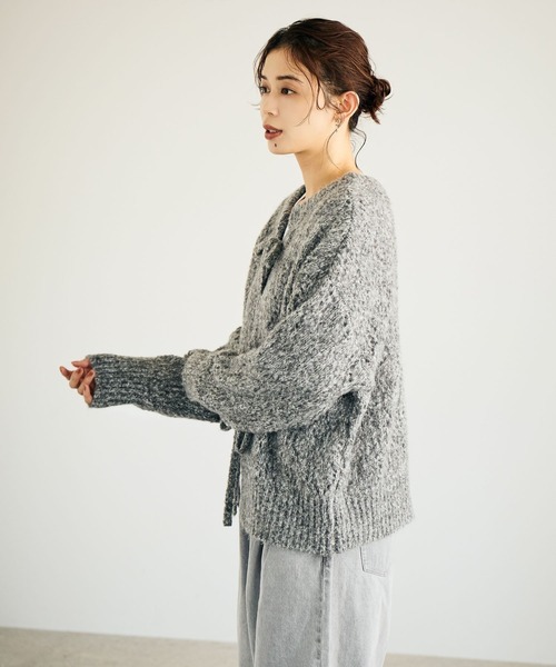 studio CLIP（スタディオクリップ）の「5ゲージダブルフロントブークレリボンニットカーディガン（ニット/セーター・レディース・ブルー/グレー/ブラウン・FREE）」の7枚目の写真
