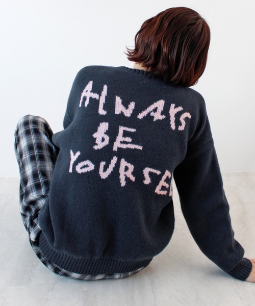 ABYS(アビス)の「バックロゴニットトップス(ニット/セーター・レディース・ネイビー/ブラウン/グレー・FREE)」の1枚目の写真