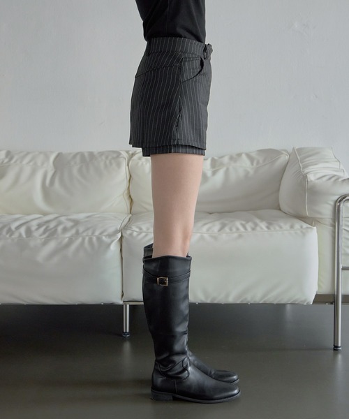 UNE MANSION(ユヌマンション)の「【インナーストライプパンツ付き】バック切り替えデザインストライプスリムパンツミニスカート(スカート・レディース・ブラック/グレー・SMALL/MEDIUM/LARGE)」の4枚目の写真
