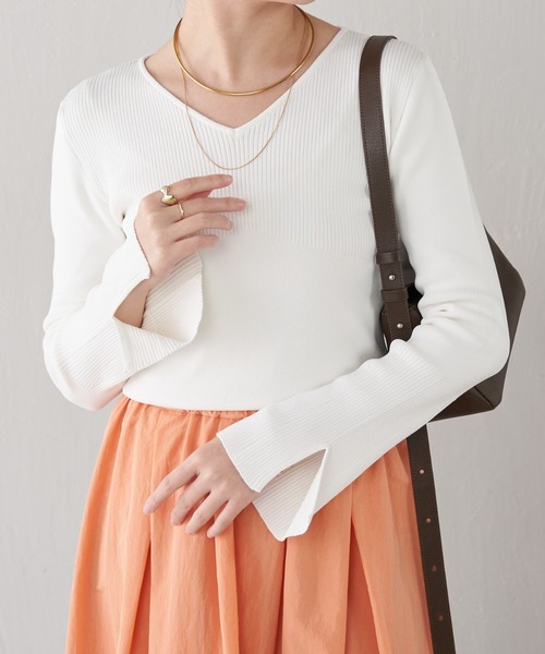 COLLAGE GALLARDAGALANTE(コラージュガリャルダガランテ)の「リブ切替Vニット(ニット/セーター・レディース・オフホワイト/チャコールグレー・FREE)」の2枚目の写真