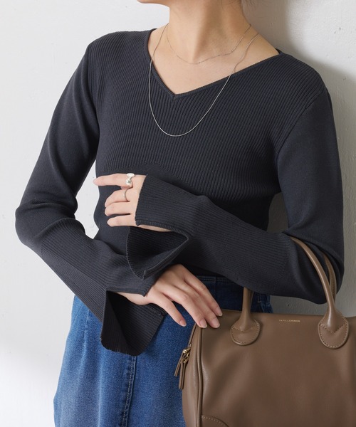 COLLAGE GALLARDAGALANTE(コラージュガリャルダガランテ)の「リブ切替Vニット(ニット/セーター・レディース・オフホワイト/チャコールグレー・FREE)」の1枚目の写真