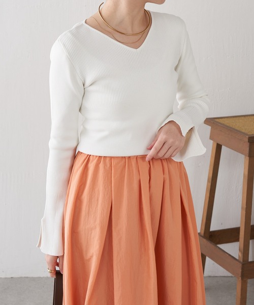 COLLAGE GALLARDAGALANTE(コラージュガリャルダガランテ)の「リブ切替Vニット(ニット/セーター・レディース・オフホワイト/チャコールグレー・FREE)」の7枚目の写真