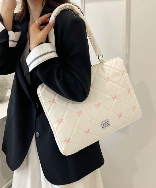 pyornim(ピョルニム)の「【26年春夏新作】【肩掛け対応】リボン 刺繍 キルティング PCケース バッグ パソコン タブレット バッグインバッグ(PC・タブレットケース・レディース・ピンク/ホワイト/ブラック・F)」の1枚目の写真