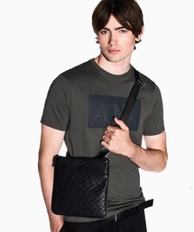 ARMANI EXCHANGE | 【A|X アルマーニ エクスチェンジ】エンボスロゴ フラットショルダーバッグ(ショルダーバッグ)