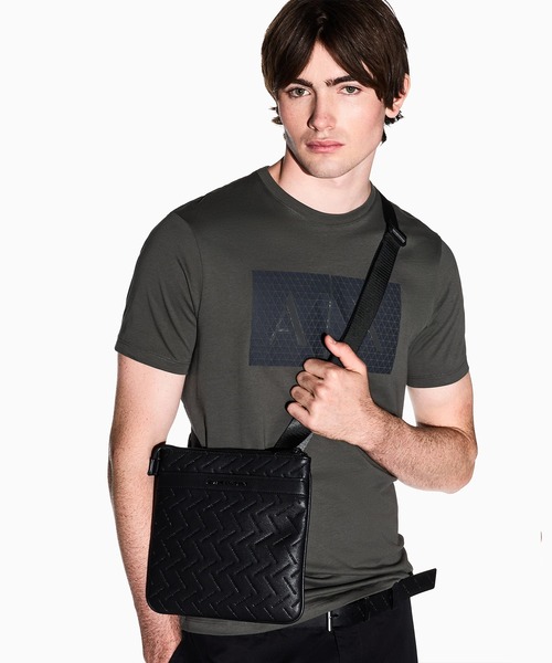 ARMANI EXCHANGE(アルマーニエクスチェンジ)の「【A|X アルマーニ エクスチェンジ】エンボスロゴ フラットショルダーバッグ(ショルダーバッグ・メンズ・ブラック・FREE)」の1枚目の写真