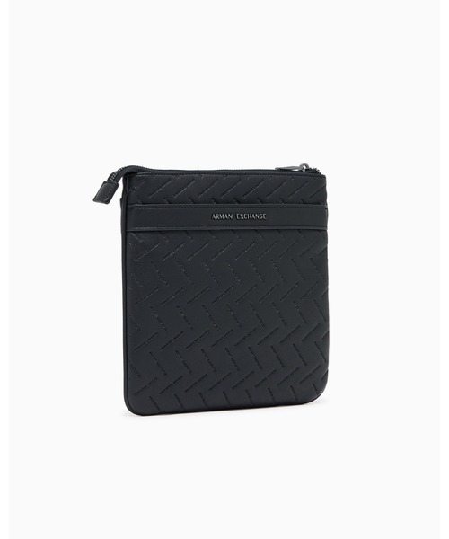 ARMANI EXCHANGE(アルマーニエクスチェンジ)の「【A|X アルマーニ エクスチェンジ】エンボスロゴ フラットショルダーバッグ(ショルダーバッグ・メンズ・ブラック・FREE)」の3枚目の写真