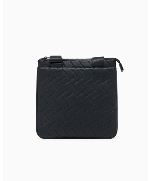 ARMANI EXCHANGE(アルマーニエクスチェンジ)の「【A|X アルマーニ エクスチェンジ】エンボスロゴ フラットショルダーバッグ(ショルダーバッグ・メンズ・ブラック・FREE)」の4枚目の写真