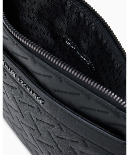 ARMANI EXCHANGE(アルマーニエクスチェンジ)の「【A|X アルマーニ エクスチェンジ】エンボスロゴ フラットショルダーバッグ(ショルダーバッグ・メンズ・ブラック・FREE)」の5枚目の写真
