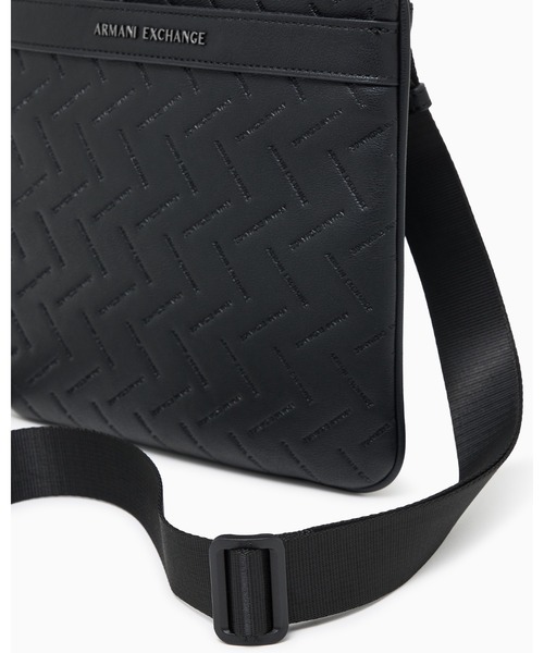 ARMANI EXCHANGE(アルマーニエクスチェンジ)の「【A|X アルマーニ エクスチェンジ】エンボスロゴ フラットショルダーバッグ(ショルダーバッグ・メンズ・ブラック・FREE)」の6枚目の写真