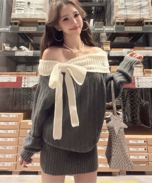 AsheKsha(アシクシャ)の「オフショルダーニットのボディコンドレス(ワンピース・レディース・ダークグレー・M)」の2枚目の写真