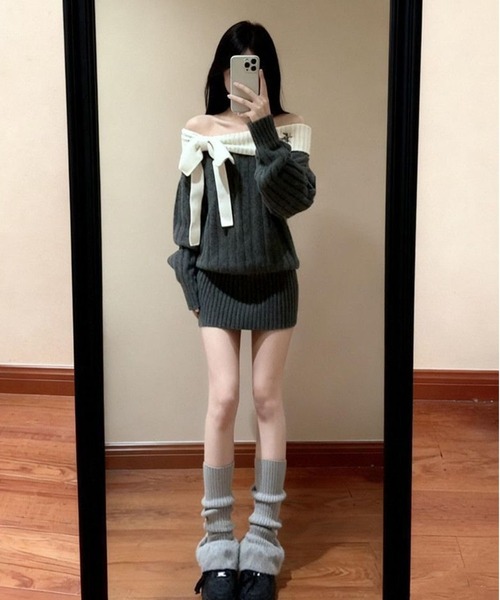 AsheKsha(アシクシャ)の「オフショルダーニットのボディコンドレス(ワンピース・レディース・ダークグレー・M)」の4枚目の写真