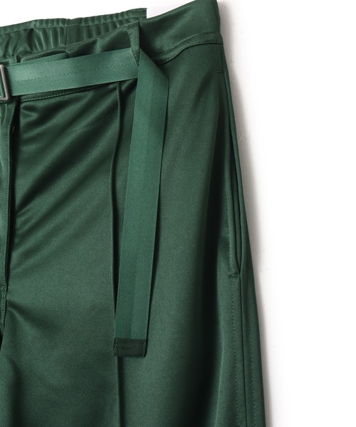 NIKE(ナイキ)の「NIKE WMNS NSW BELTED PINTUCK PANT / ナイキ ウィメンズ ルーズ ミッドライズ ベルト付き ピンタックパンツ【SP】(その他パンツ・レディース・グリーン/ブラック・S/L/M)」の7枚目の写真
